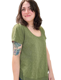 Short Sleeve Scoop Neck Tee in Mountain Moss